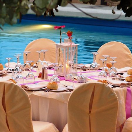 อเล็กซานเดอร์ บีช โฮเทล แอนด์ สปา Hotel อเล็กซานโดรโพลิส ภายนอก รูปภาพ A table set for a wedding reception