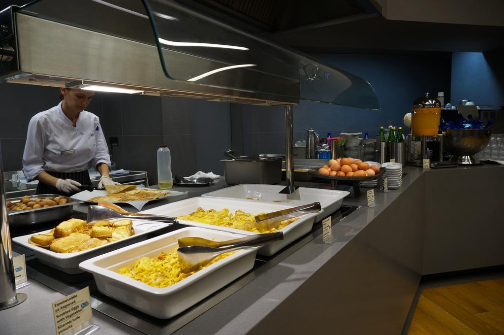 อเล็กซานเดอร์ บีช โฮเทล แอนด์ สปา Hotel อเล็กซานโดรโพลิส ภายนอก รูปภาพ A chef working in a commercial kitchen