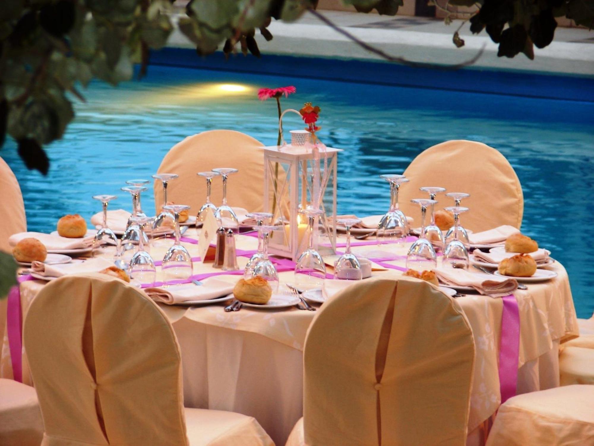 อเล็กซานเดอร์ บีช โฮเทล แอนด์ สปา Hotel อเล็กซานโดรโพลิส ภายนอก รูปภาพ A table set for a wedding reception