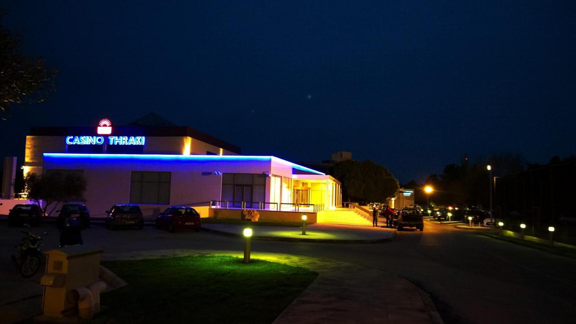 อเล็กซานเดอร์ บีช โฮเทล แอนด์ สปา Hotel อเล็กซานโดรโพลิส ภายนอก รูปภาพ The casino in the evening