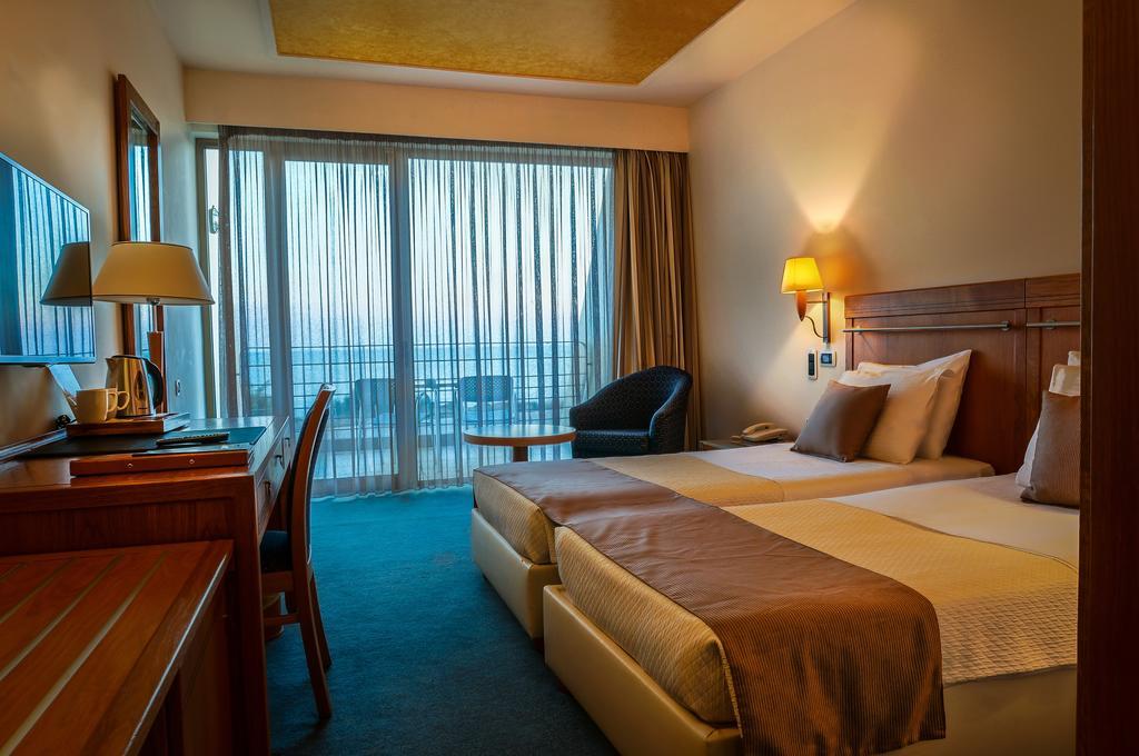 อเล็กซานเดอร์ บีช โฮเทล แอนด์ สปา Hotel อเล็กซานโดรโพลิส ภายนอก รูปภาพ A room at the hotel