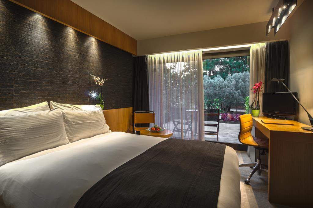 อเล็กซานเดอร์ บีช โฮเทล แอนด์ สปา Hotel อเล็กซานโดรโพลิส ภายนอก รูปภาพ A room at the Athens Hilton