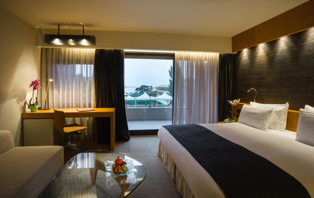 อเล็กซานเดอร์ บีช โฮเทล แอนด์ สปา Hotel อเล็กซานโดรโพลิส ภายนอก รูปภาพ A room at the hotel