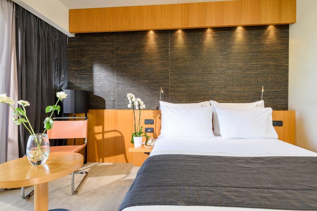 อเล็กซานเดอร์ บีช โฮเทล แอนด์ สปา Hotel อเล็กซานโดรโพลิส ภายนอก รูปภาพ A room at the hotel