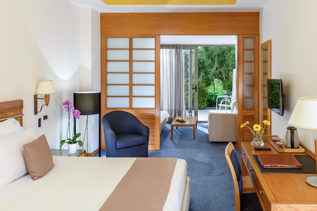 อเล็กซานเดอร์ บีช โฮเทล แอนด์ สปา Hotel อเล็กซานโดรโพลิส ภายนอก รูปภาพ A room at the hotel