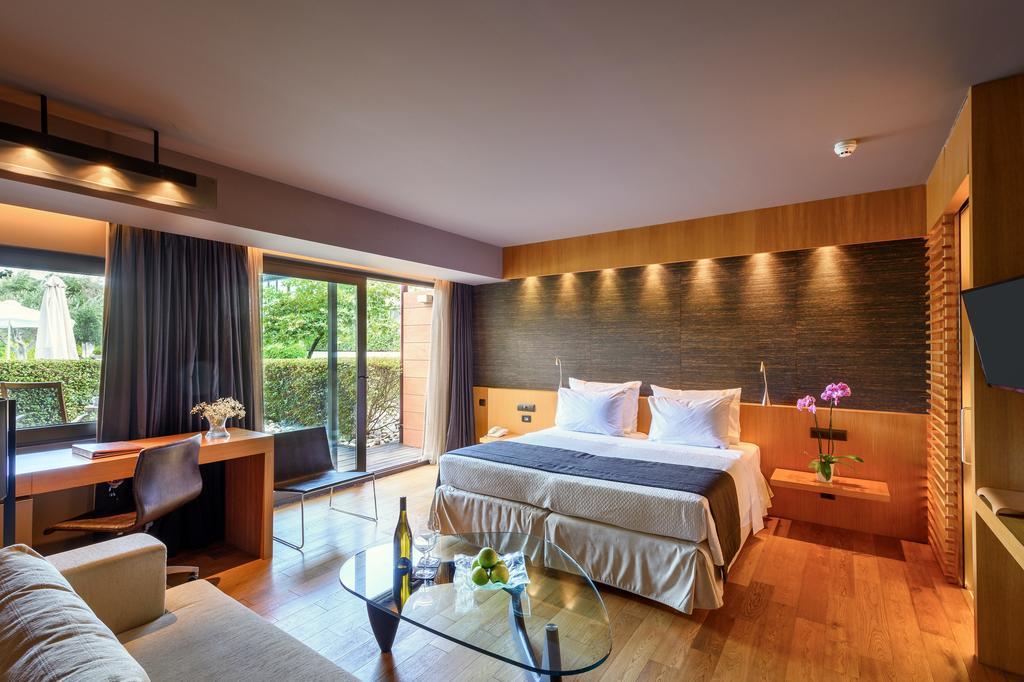 อเล็กซานเดอร์ บีช โฮเทล แอนด์ สปา Hotel อเล็กซานโดรโพลิส ภายนอก รูปภาพ A room at the hotel