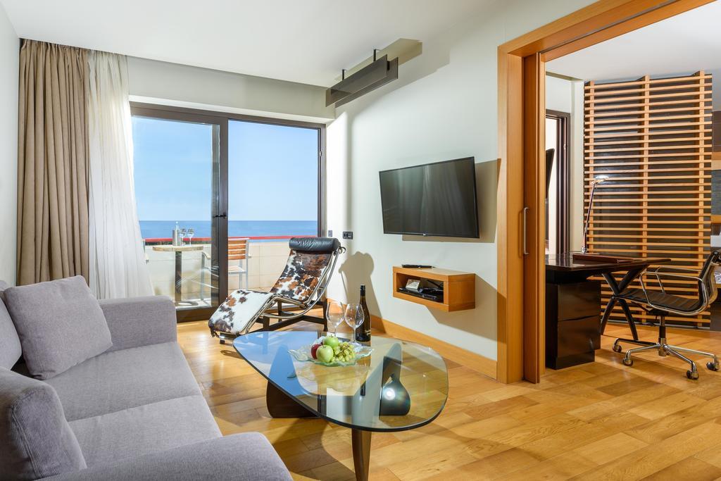 อเล็กซานเดอร์ บีช โฮเทล แอนด์ สปา Hotel อเล็กซานโดรโพลิส ภายนอก รูปภาพ A suite at the hotel