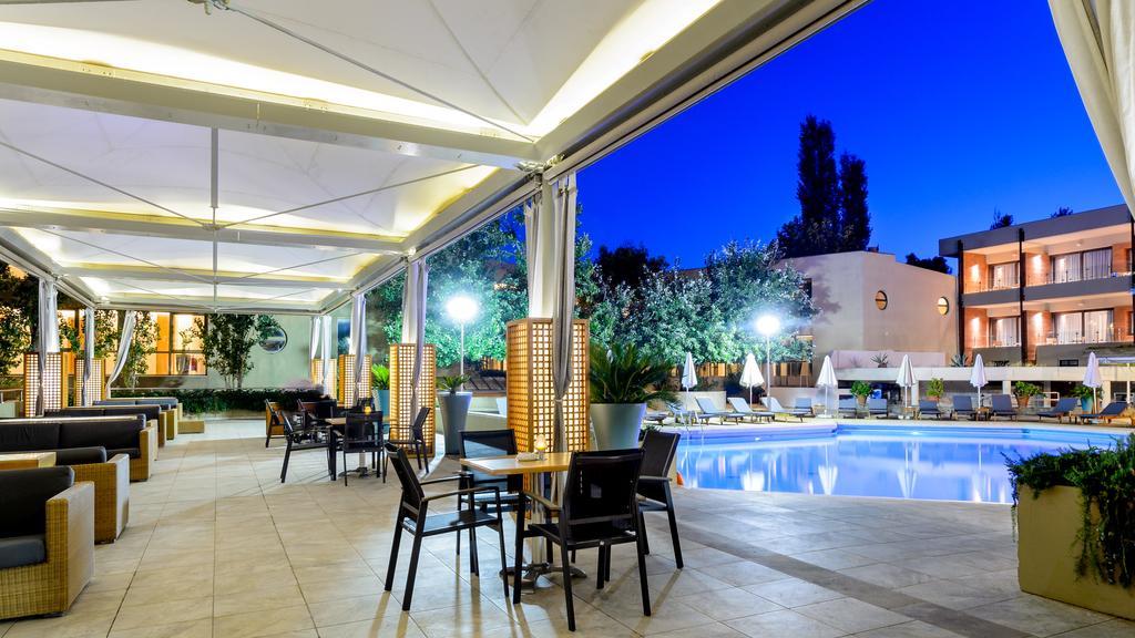 อเล็กซานเดอร์ บีช โฮเทล แอนด์ สปา Hotel อเล็กซานโดรโพลิส ภายนอก รูปภาพ The pool at the hotel