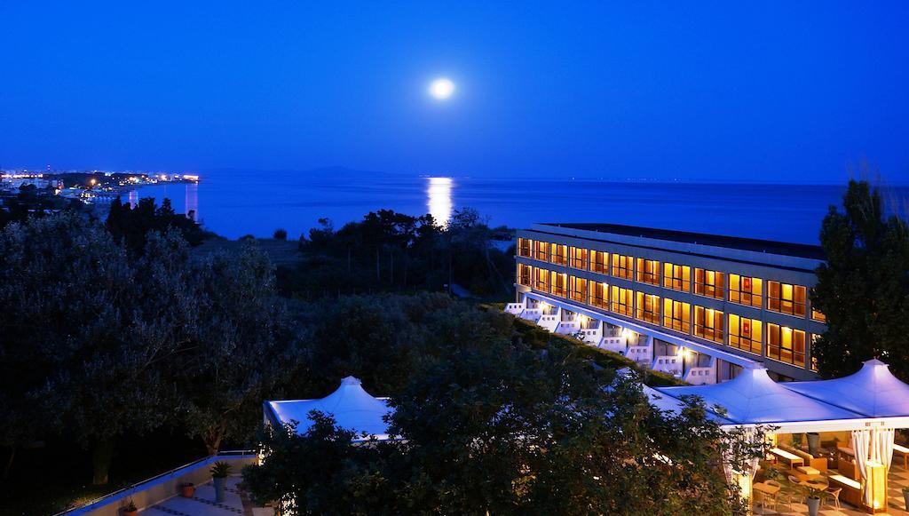 อเล็กซานเดอร์ บีช โฮเทล แอนด์ สปา Hotel อเล็กซานโดรโพลิส ภายนอก รูปภาพ The hotel at night