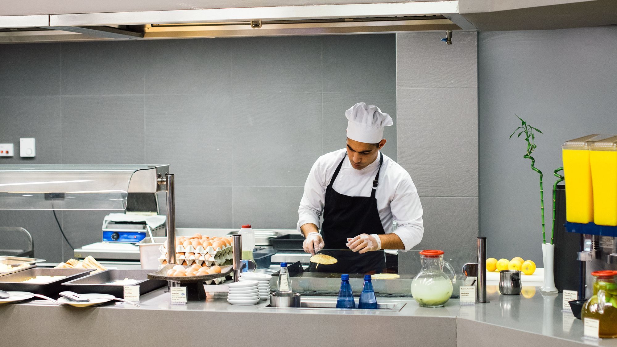 อเล็กซานเดอร์ บีช โฮเทล แอนด์ สปา Hotel อเล็กซานโดรโพลิส ภายนอก รูปภาพ A chef preparing food