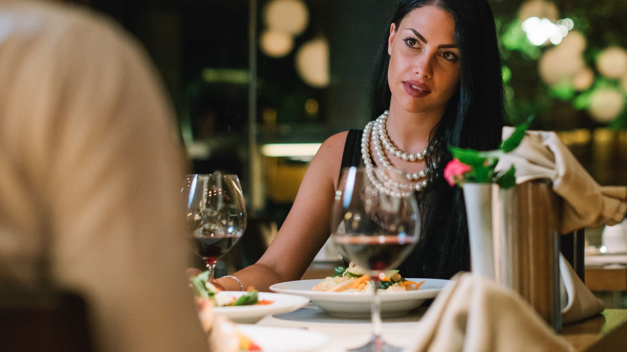อเล็กซานเดอร์ บีช โฮเทล แอนด์ สปา Hotel อเล็กซานโดรโพลิส ภายนอก รูปภาพ A woman dining in a restaurant
