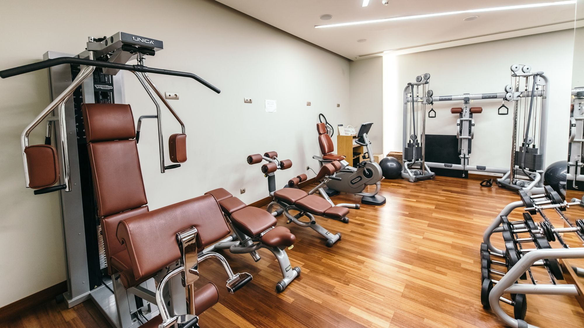 อเล็กซานเดอร์ บีช โฮเทล แอนด์ สปา Hotel อเล็กซานโดรโพลิส ภายนอก รูปภาพ A gym in a hotel