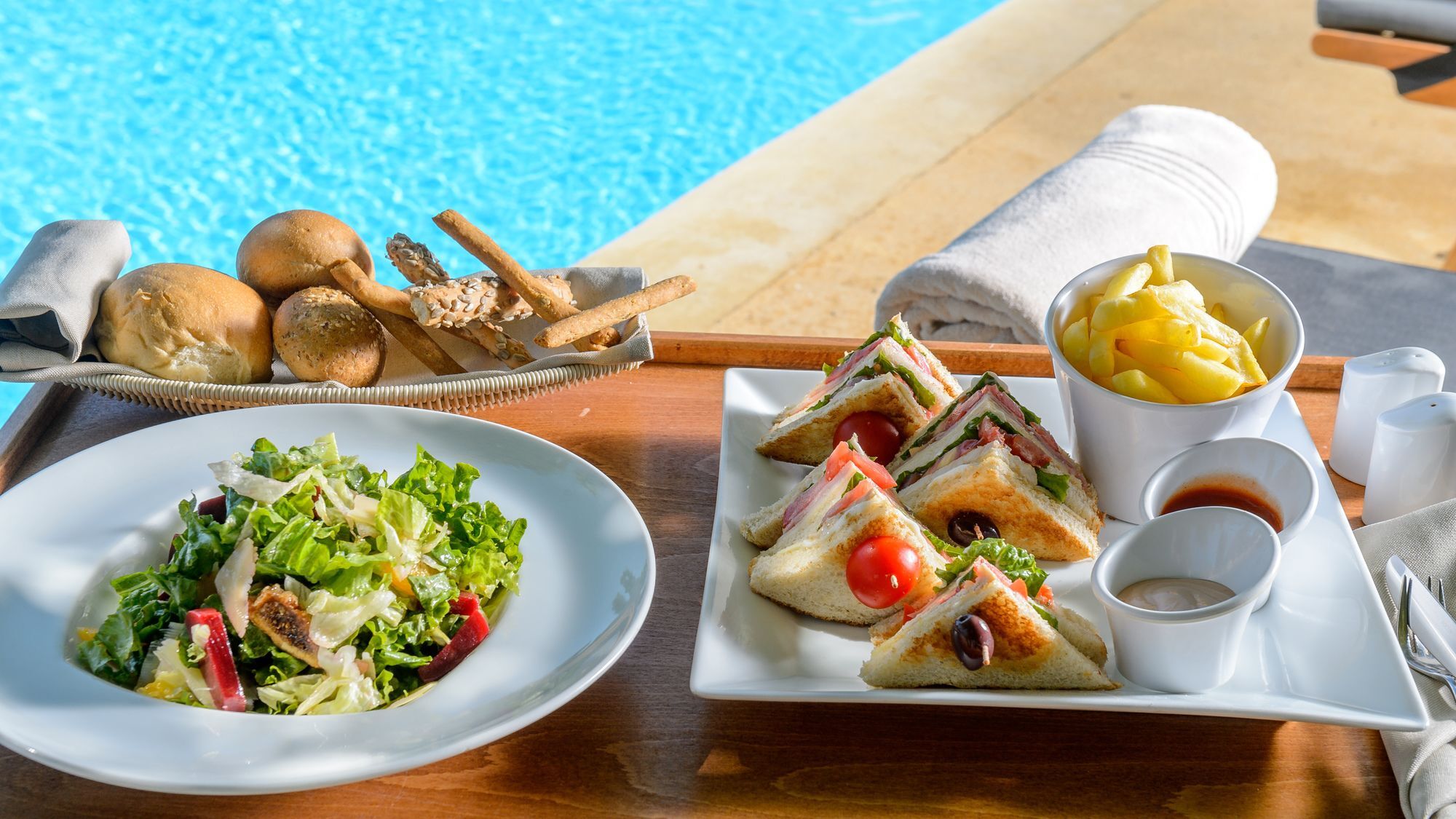 อเล็กซานเดอร์ บีช โฮเทล แอนด์ สปา Hotel อเล็กซานโดรโพลิส ภายนอก รูปภาพ A selection of light lunch items