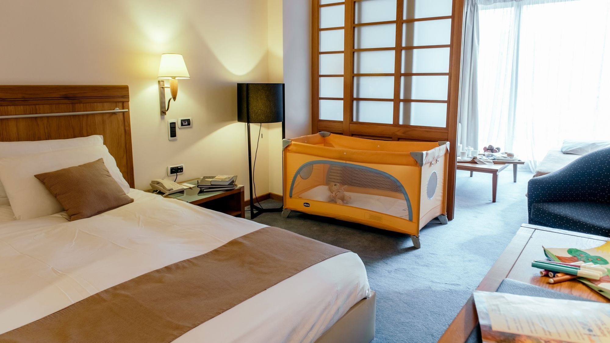 อเล็กซานเดอร์ บีช โฮเทล แอนด์ สปา Hotel อเล็กซานโดรโพลิส ภายนอก รูปภาพ A cot in a hotel room