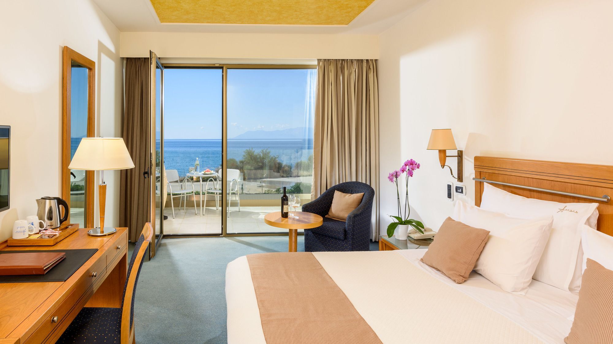 อเล็กซานเดอร์ บีช โฮเทล แอนด์ สปา Hotel อเล็กซานโดรโพลิส ภายนอก รูปภาพ A room at the Grand Resort