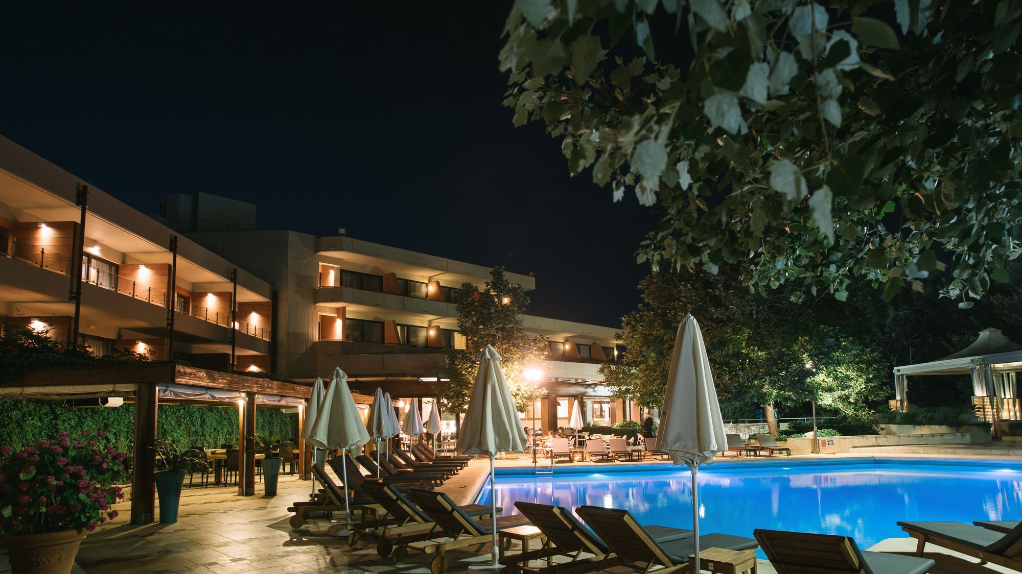 อเล็กซานเดอร์ บีช โฮเทล แอนด์ สปา Hotel อเล็กซานโดรโพลิส ภายนอก รูปภาพ The hotel's pool at night