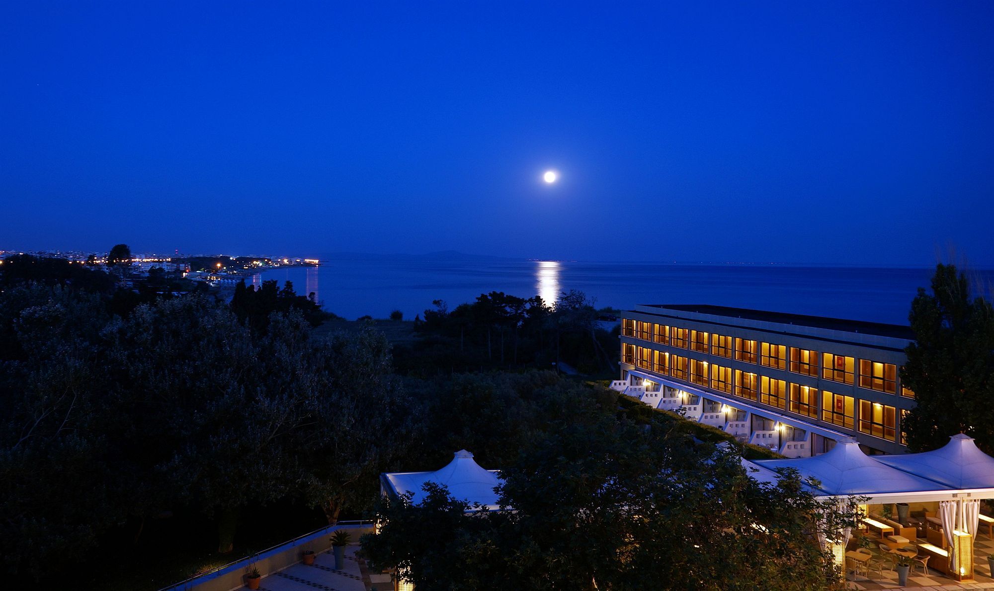 อเล็กซานเดอร์ บีช โฮเทล แอนด์ สปา Hotel อเล็กซานโดรโพลิส ภายนอก รูปภาพ Night view of the hotel