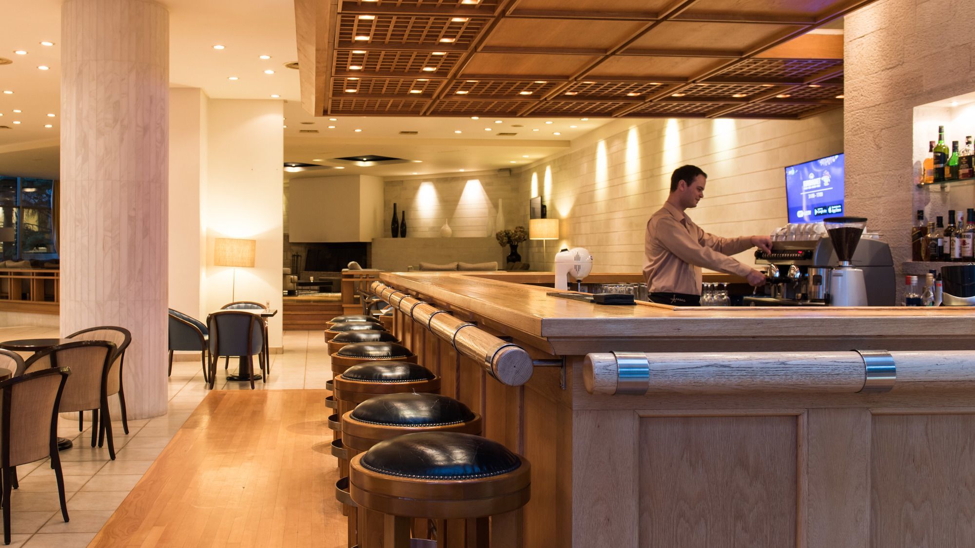 อเล็กซานเดอร์ บีช โฮเทล แอนด์ สปา Hotel อเล็กซานโดรโพลิส ภายนอก รูปภาพ A barista at work